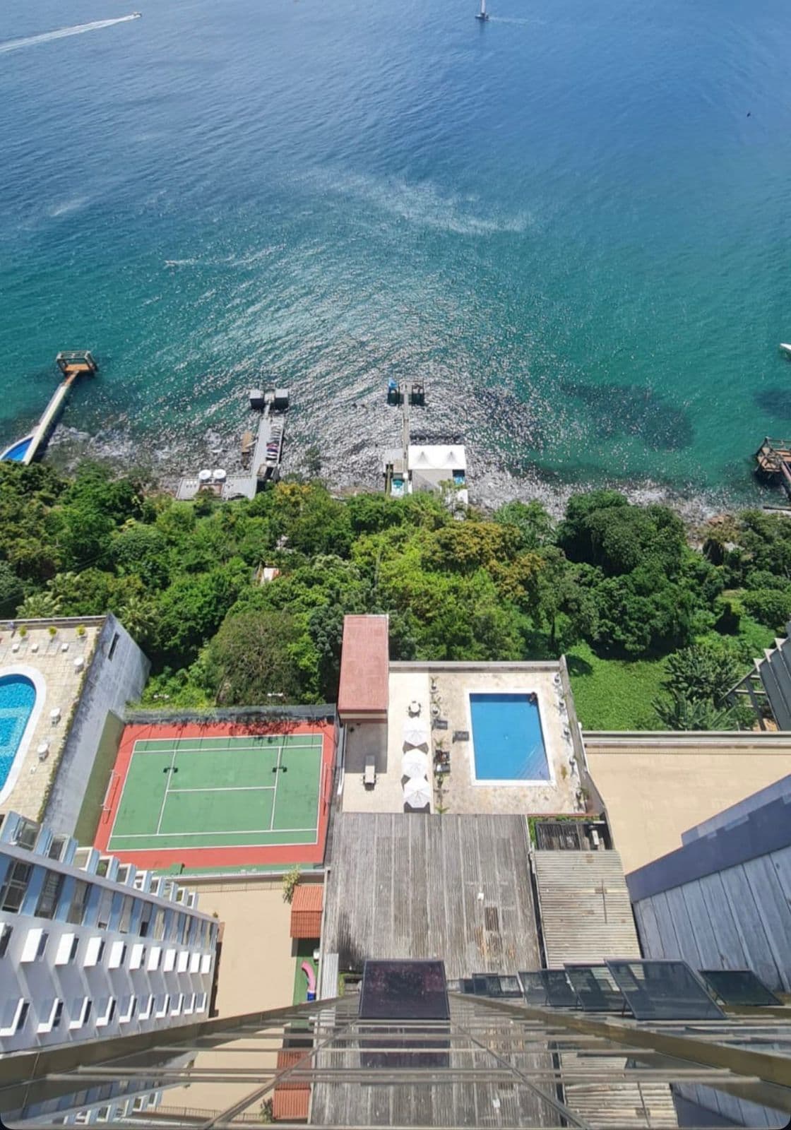 Áreas comuns: quadra e piscinas vistas de cima