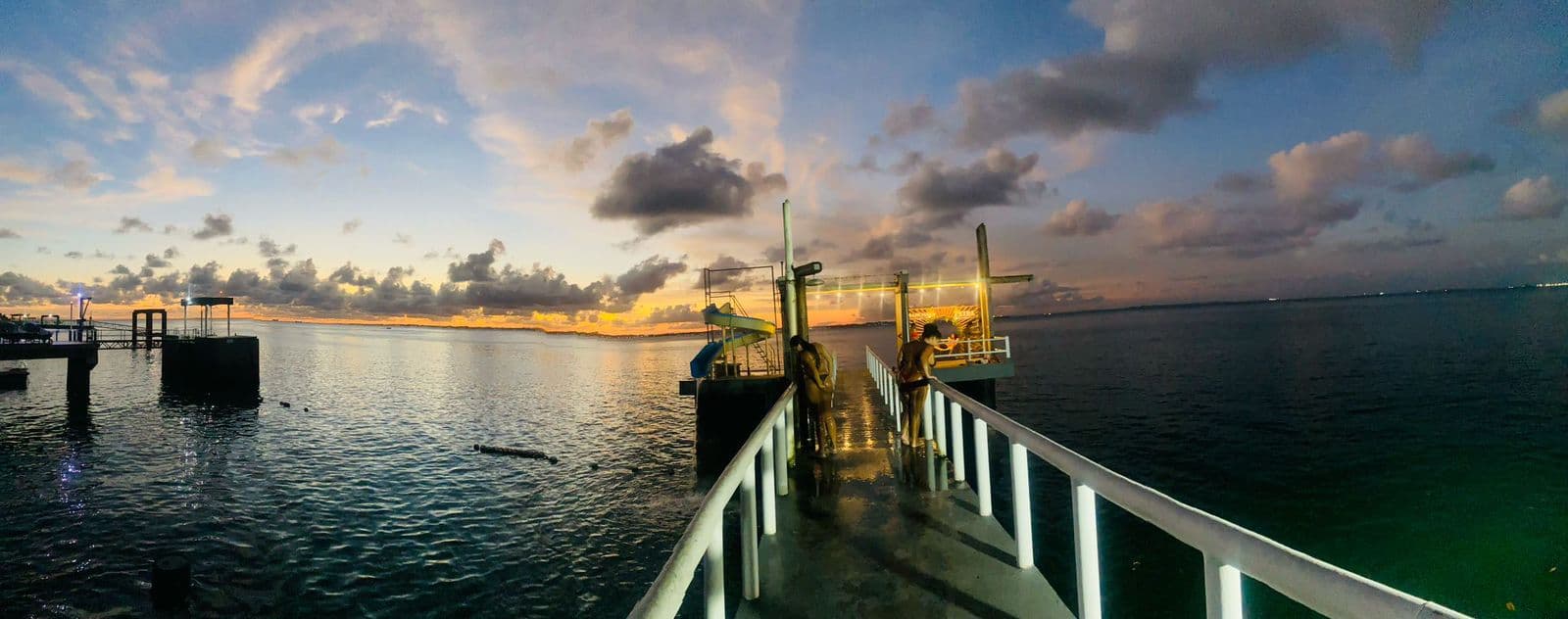 Muelle Mahi Mahi al atardecer