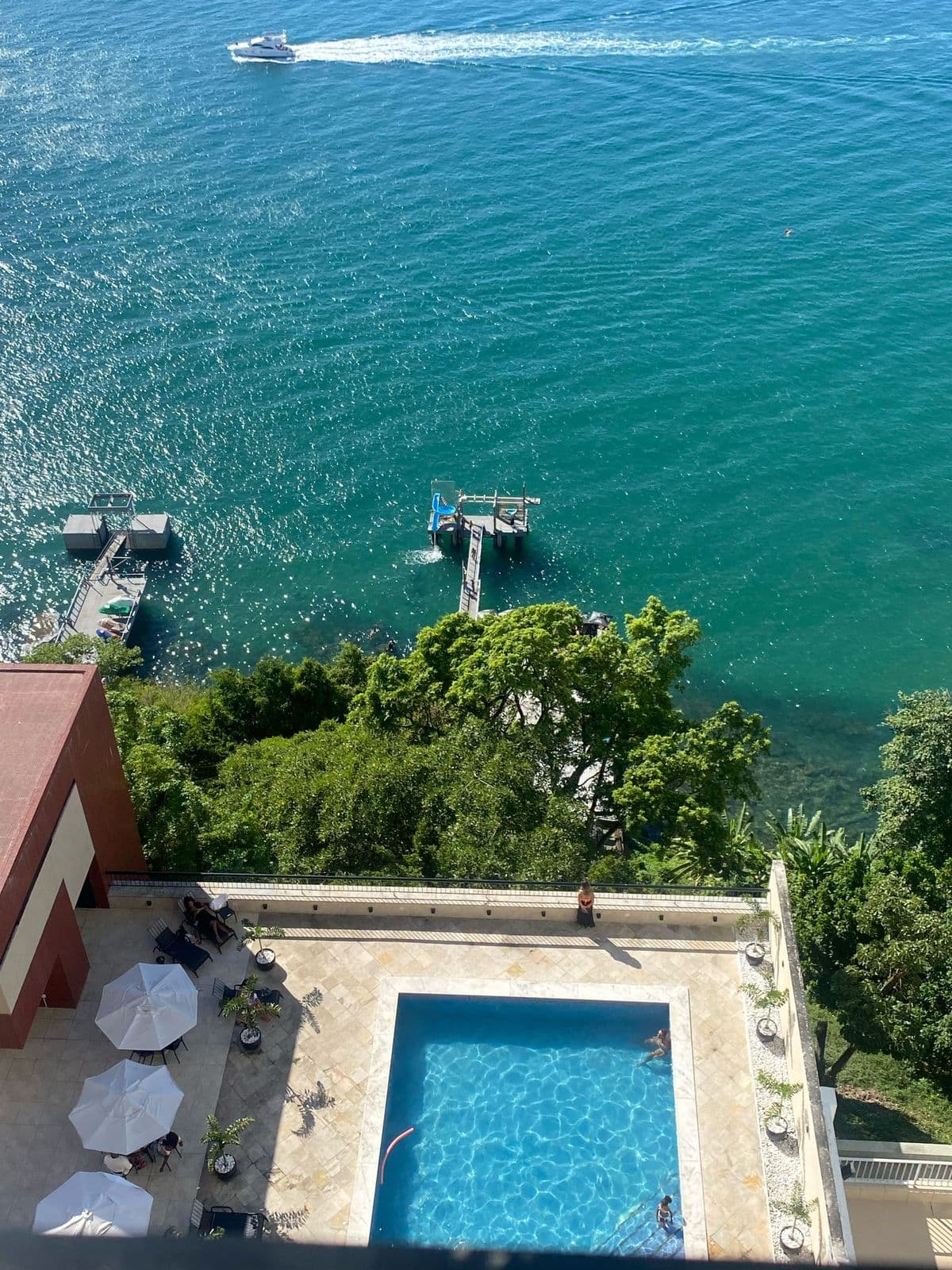 Piscina con vista a la Bahía de Todos los Santos