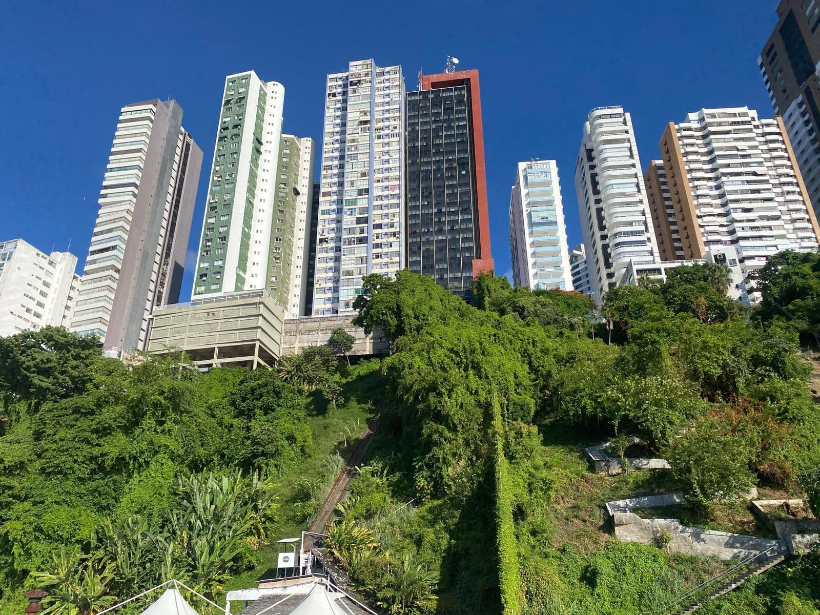 Os prédios do Corredor da Vitória na encosta