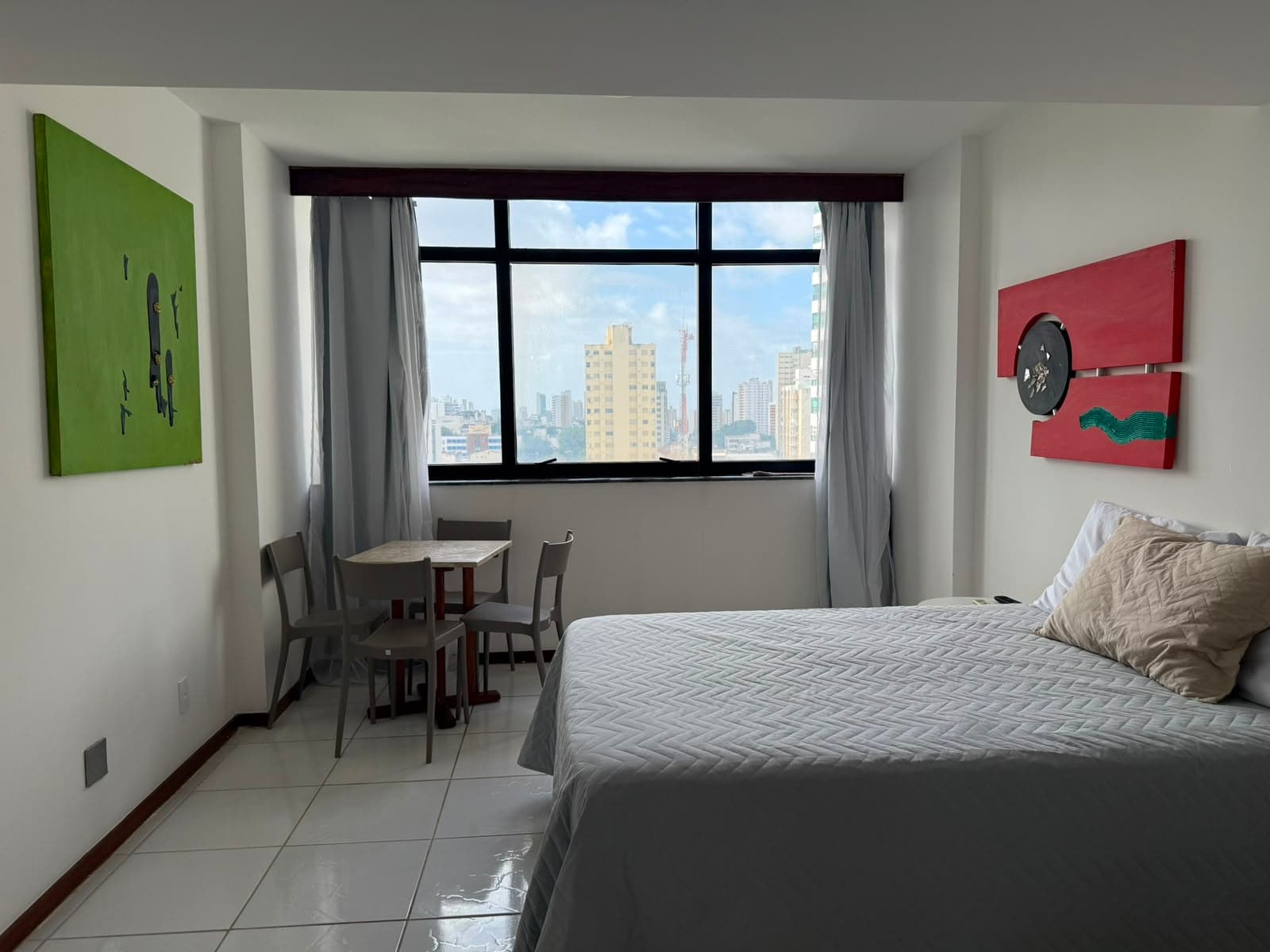 Quarto com vista para a avenida e a cidade