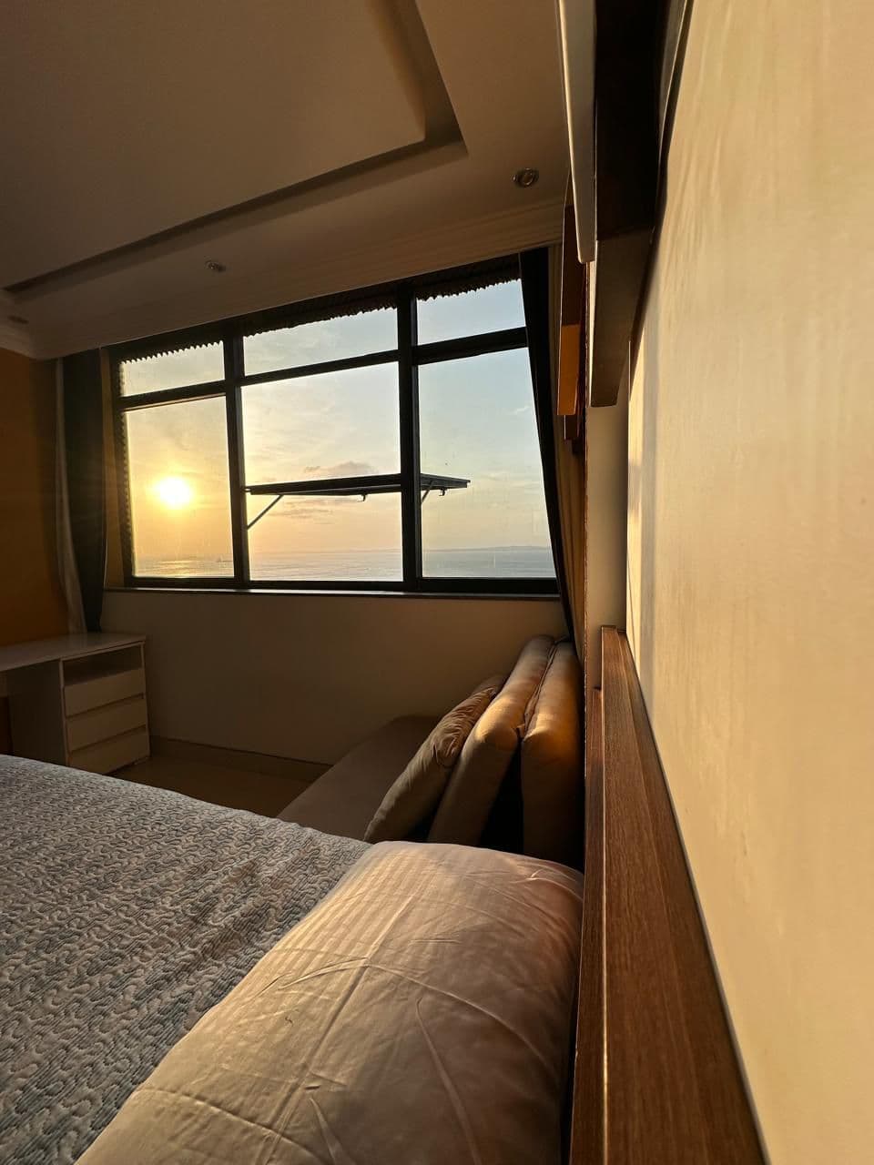 Quarto com vista para o mar ao entardecer